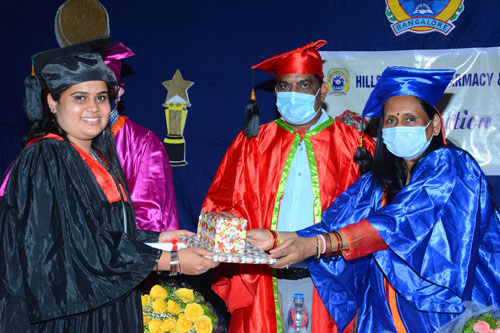Polyester Graduation Gown Rent at Rs 125/set in Bengaluru | ID:  2851026566955